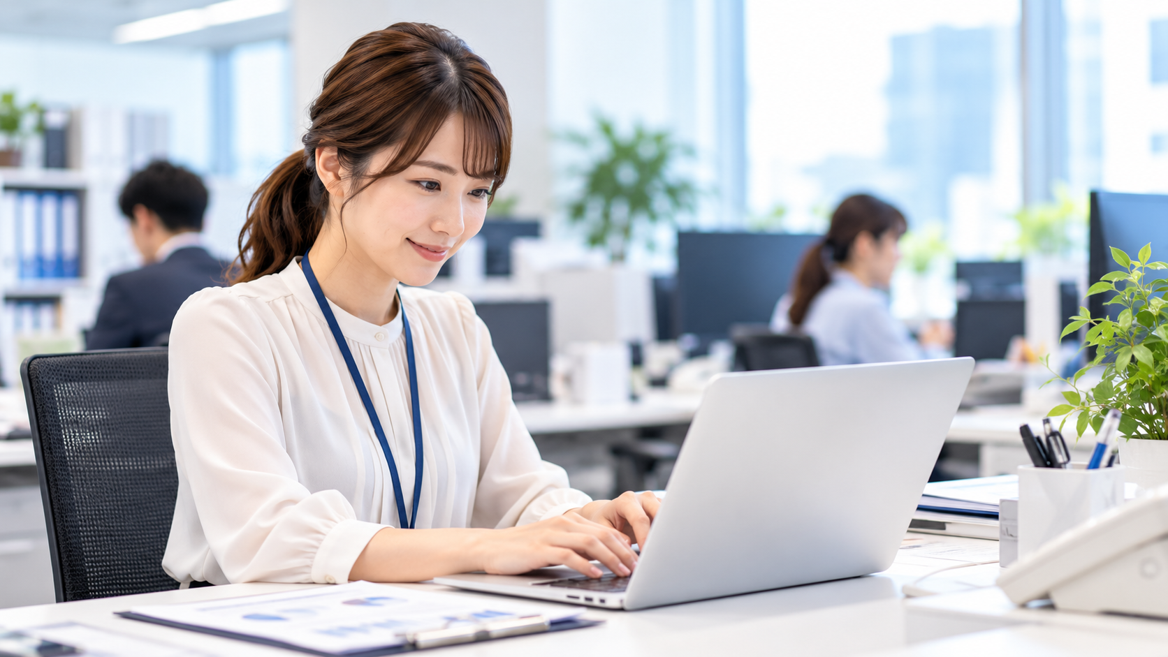 明るい現代オフィスで働く女性