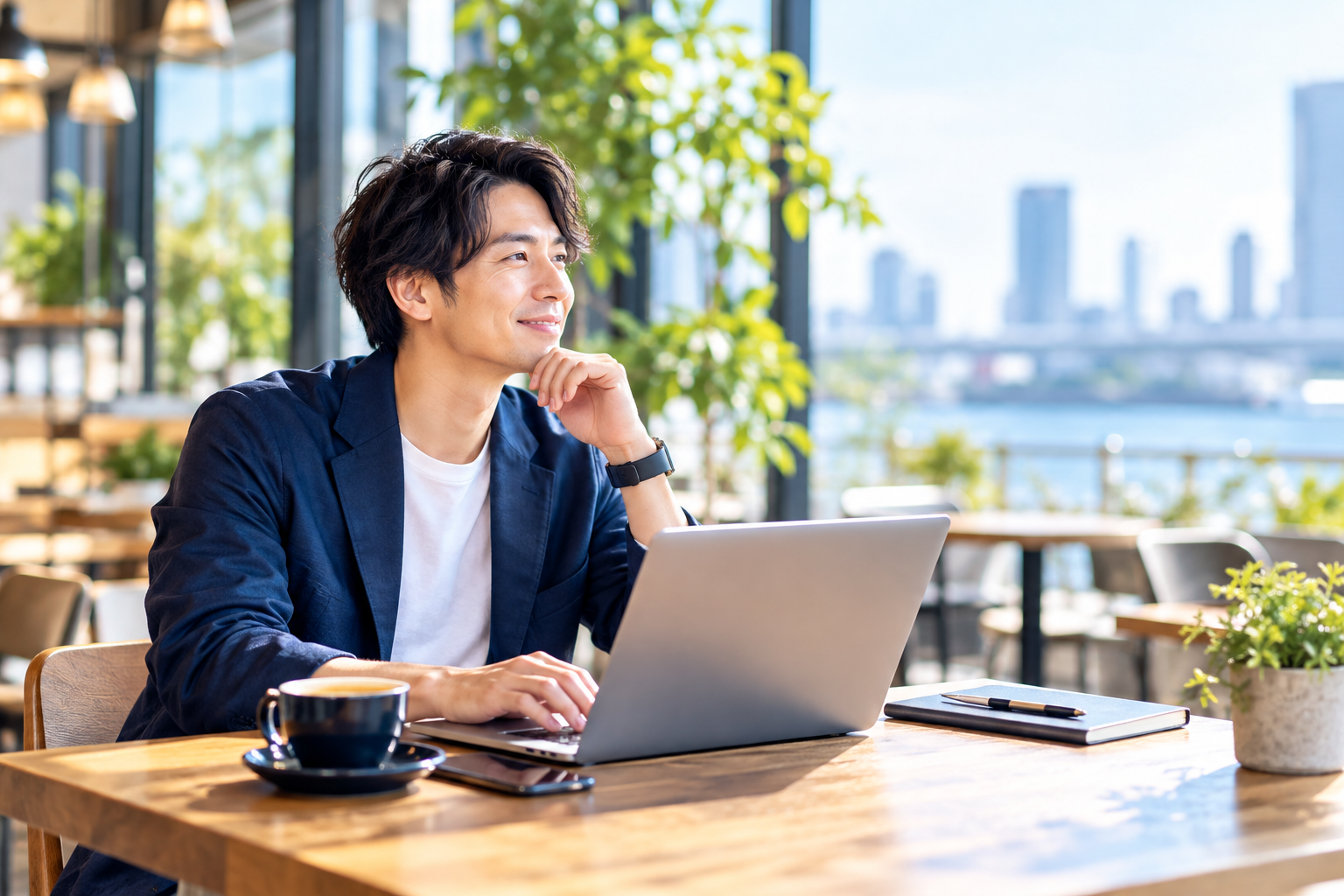 水辺のカフェで働く男性