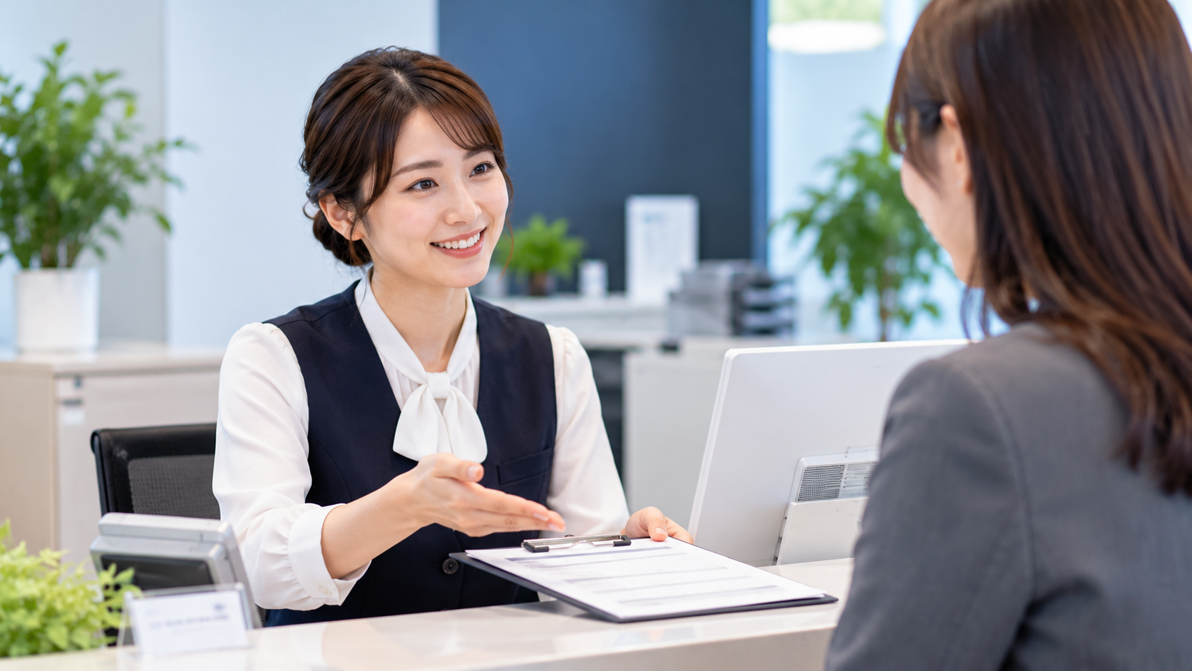 笑顔の受付スタッフと来訪者